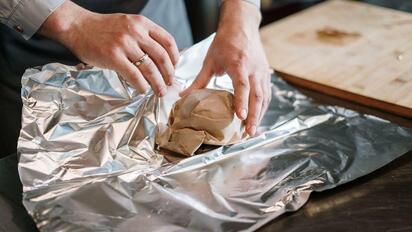 Estos alimentos no deben envolverse en papel aluminio