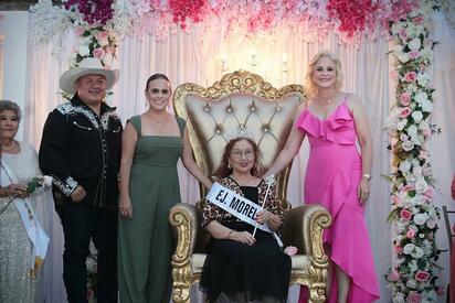 Alcaldesa Laura Jiménez corona a Dora Lilia I como Reina del Adulto Mayor en Múzquiz 2025