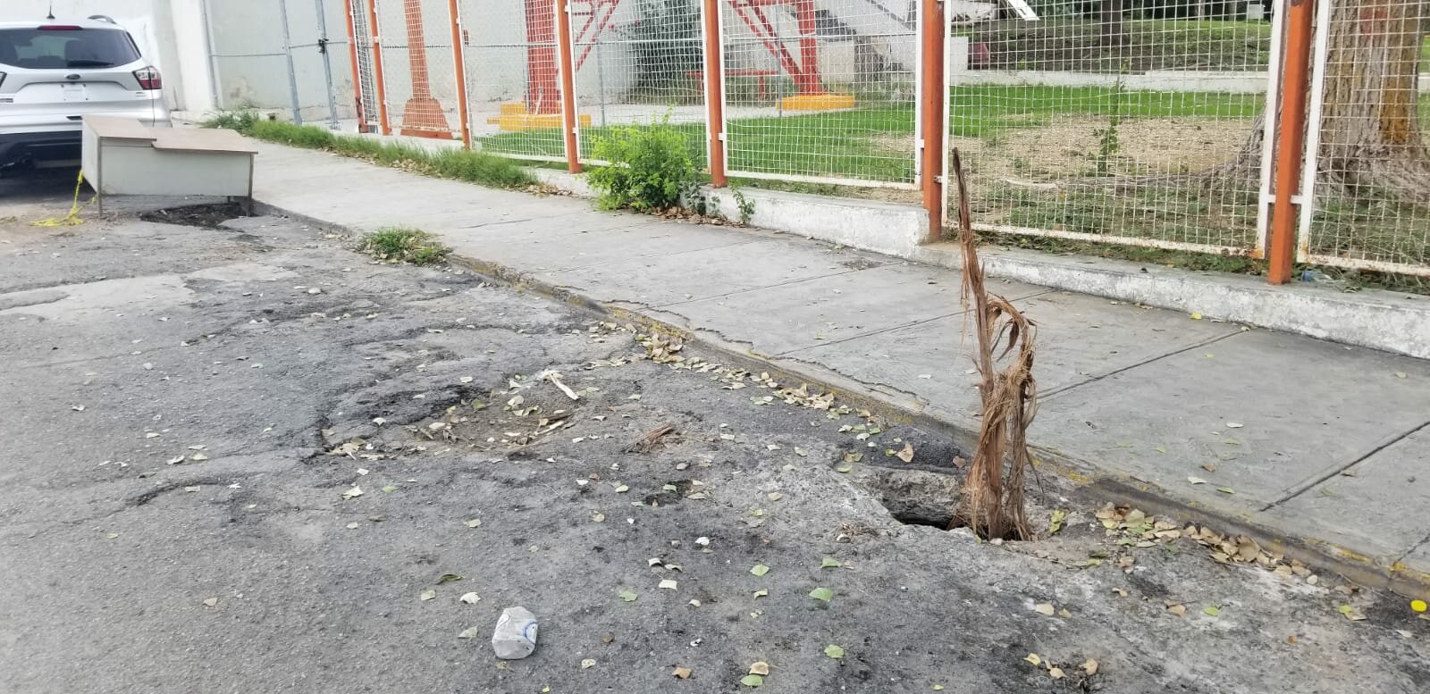 Se hunde el estacionamiento del hospital del IMSS: Se colocó un tronco de madera y hasta un escritorio a manera de prevención para no caer en la zanja 