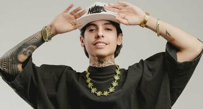 Video: Natanael Cano explota en concierto y destroza laptop de su DJ