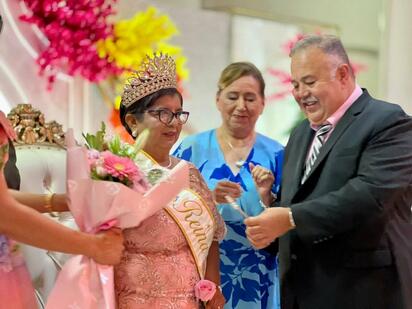 Alcalde Mario Camarillo corona a Alicia Gómez como Reina del Adulto Mayor en Morelos 2025