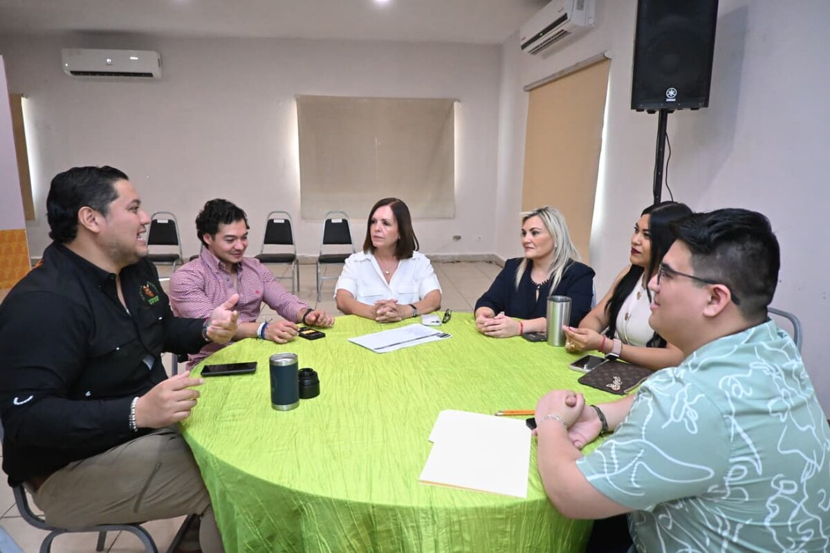 región: Jóvenes se suman a foro para impulsar una ciudad con orden y rumbo.    