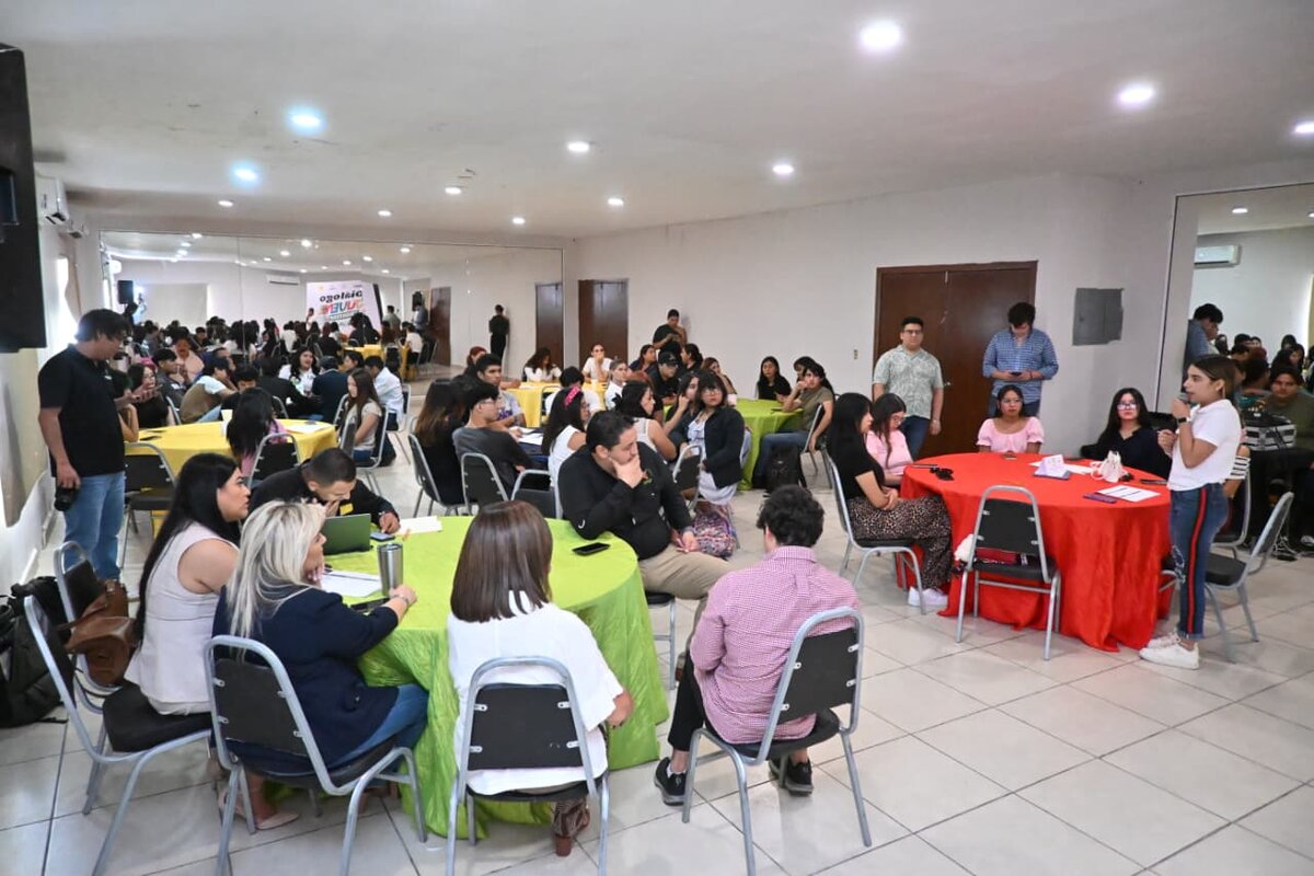 región: Jóvenes se suman a foro para impulsar una ciudad con orden y rumbo.    