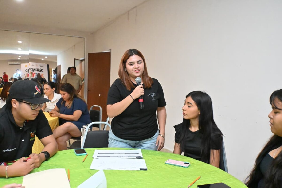región: Jóvenes se suman a foro para impulsar una ciudad con orden y rumbo.    