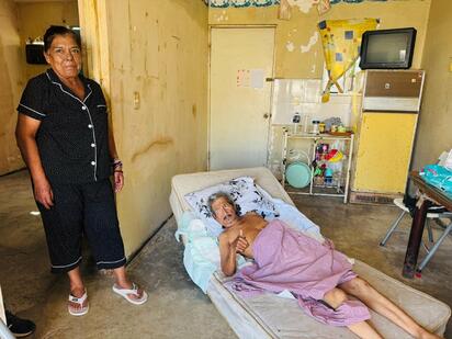 Don Jesús, un adulto mayor olvidado por su familia, sobrevive gracias a la ayuda de una vecina
