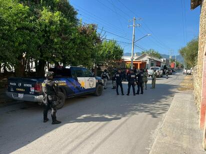 Fuerzas de seguridad ejecutan operativo especial en zona habitacional de Múzquiz para inhibir comercio ilegal de drogas.