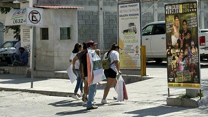 Padres de familia en Monclova adelantan compras de útiles escolares para septiembre