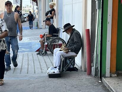 Desplazan a saxofonista tras conflicto con vendedor con discapacidad en Monclova