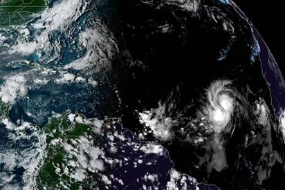 Huracán Erin avanza hacia el Caribe con fuertes lluvias
