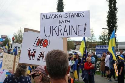 Manifestantes se concentran en Anchorage previo a cumbre Trump-Putin