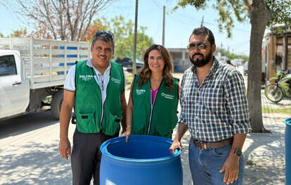 Claudia Garza entrega tambos en Sabinas con apoyo de empresa local