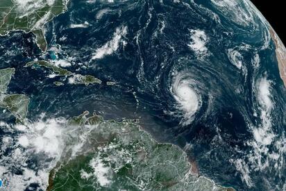 Huracán Erin se intensifica a categoría 4 en el Atlántico