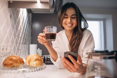 ¿Conviene acompañar el desayuno con café? Esto dicen los expertos