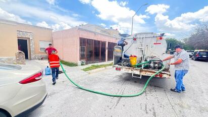 Colonias de Piedras Negras reciben agua mediante pipas por rehabilitación de tanque
