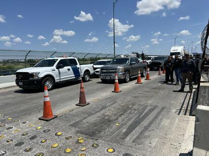 Analizan en Eagle Pass estrategias para disminuir tiempos de cruce en puentes internacionales