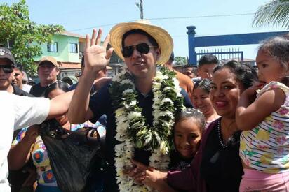Apedrean al candidato Andrónico Rodríguez tras emitir su voto en Bolivia