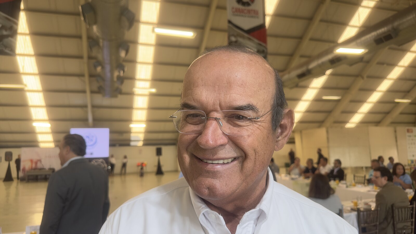 Entrevista: Relata su trayectoria profesional, desde sus inicios en el sector industrial en Saltillo hasta su papel actual.