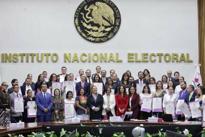 INE entrega constancias a 45 candidaturas pese a promedio mínimo