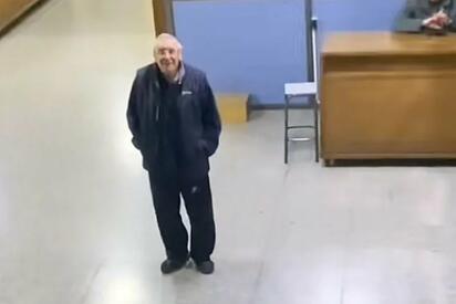 Video: ¡Es mi ángel!: abuelito conmueve con gesto hacia su nieta