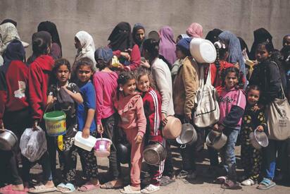 Graduación en Gaza: huérfanos celebran resiliencia y educación