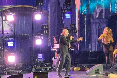 Pitbull abre el concierto de Shakira en Torreón con gran energía