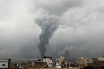 Ataques aéreos israelíes golpean la capital de Yemen tras misil hutí
