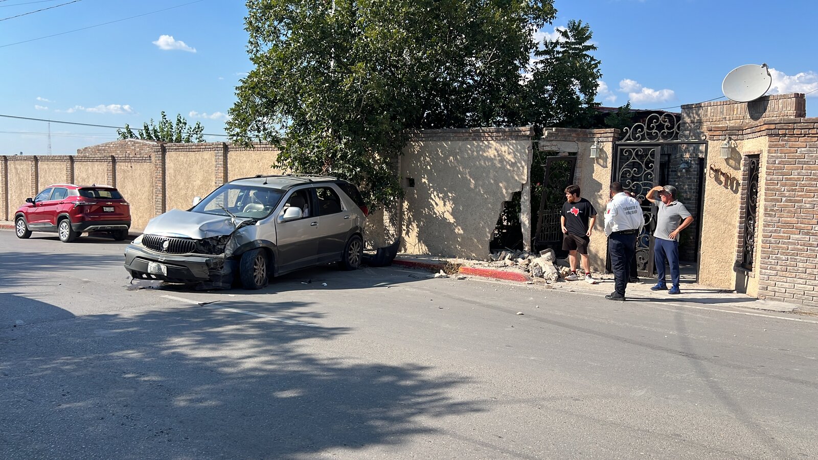 Accidente : El choque provocó daños considerables en la fachada de la vivienda y la pérdida total de la camioneta.