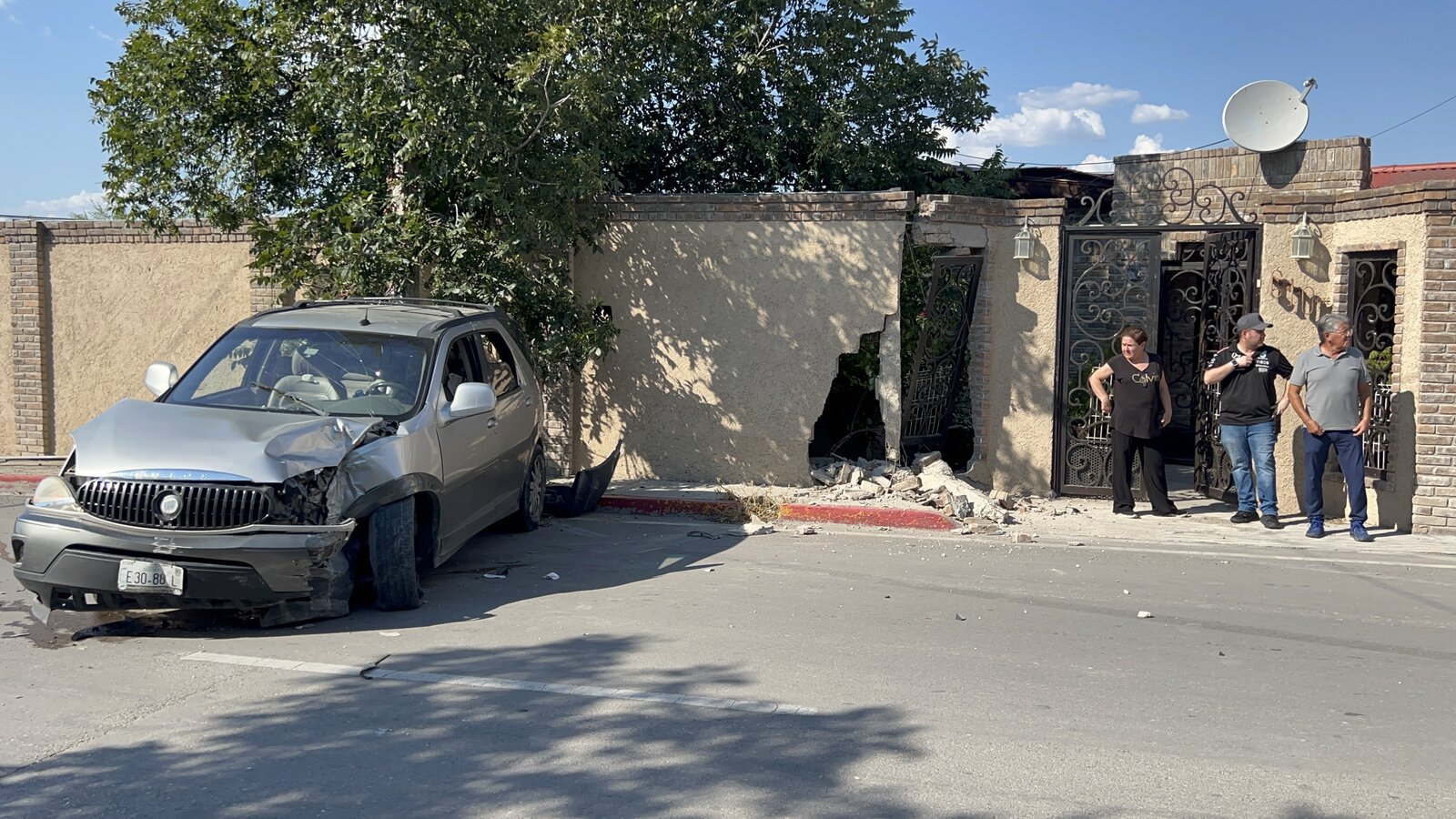 Accidente : El choque provocó daños considerables en la fachada de la vivienda y la pérdida total de la camioneta.