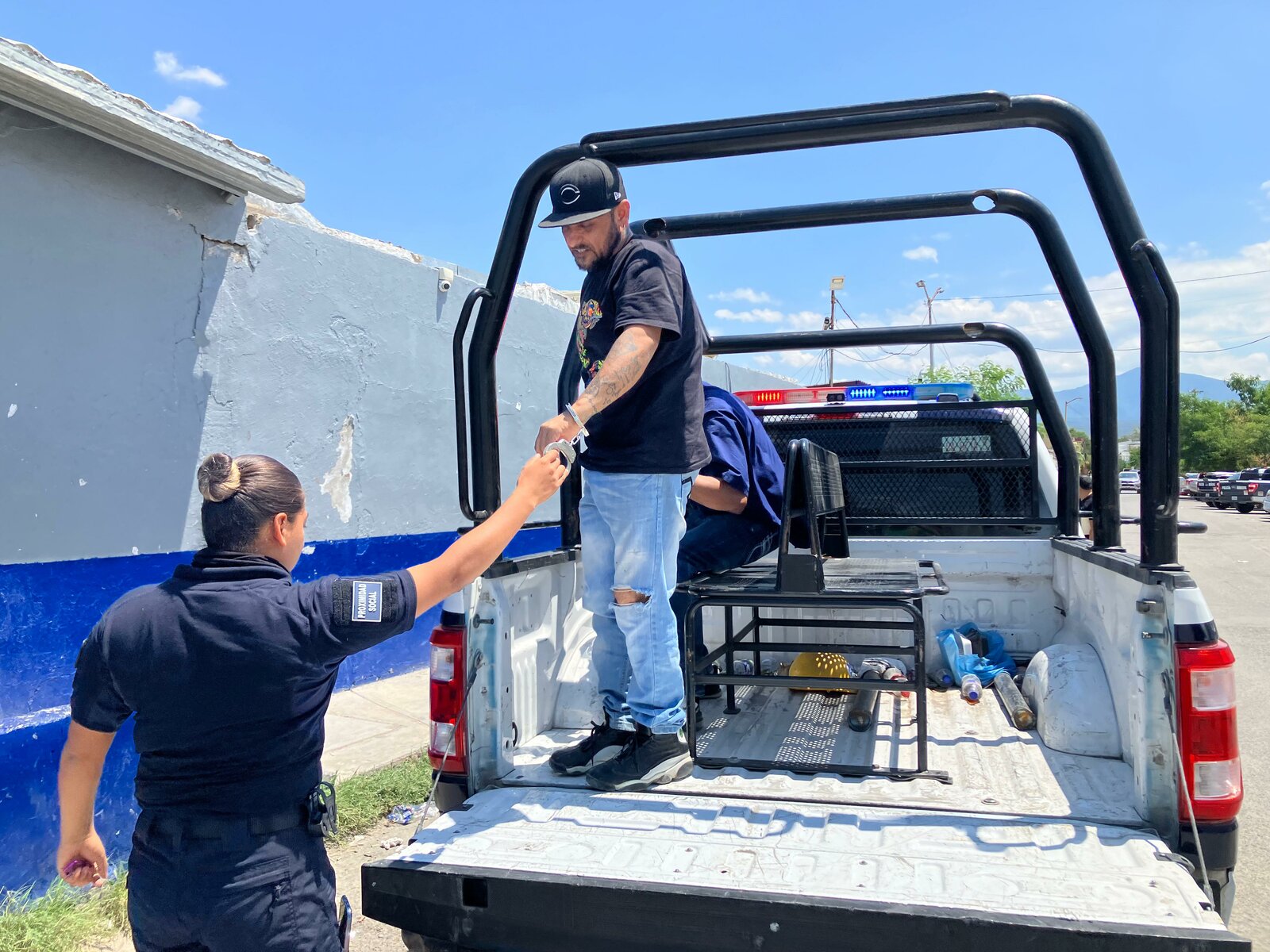 Sorprenden a dos hombres drogándose a plena luz del día en Monclova