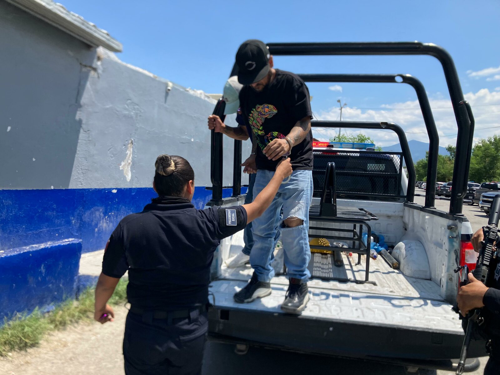 Sorprenden a dos hombres drogándose a plena luz del día en Monclova