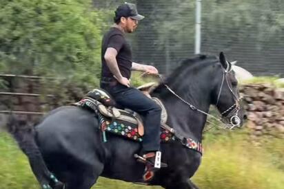 Christian Nodal presume sus habilidades a caballo gracias a Ángela Aguilar