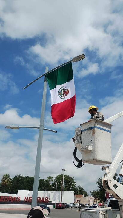 Inician colocación de banderas por el Mes Patrio en Piedras Negras