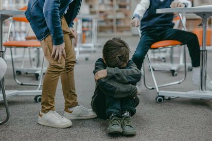 Niño en Colombia agrede a compañero con cloro tras sufrir bullying escolar