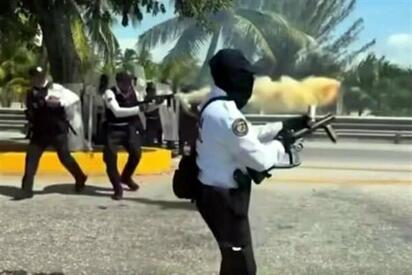 Gas Lacrimógeno y Caos: Policía desaloja a taxistas en bloqueo contra Apps en Campeche
