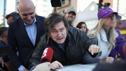 Atacan con piedras a Javier Milei en acto de campaña en Buenos Aires