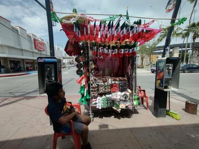 ¡Huele a patria!, Banderas y accesorios para el mes patrio ya se exhiben en negocios y calles de la ciudad