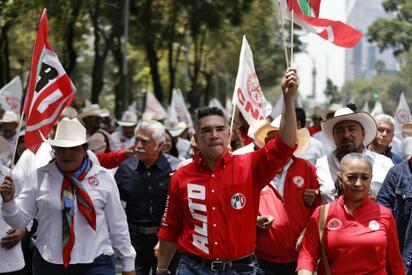 Alejandro Moreno marcha con simpatizantes tras confrontación en el Senado