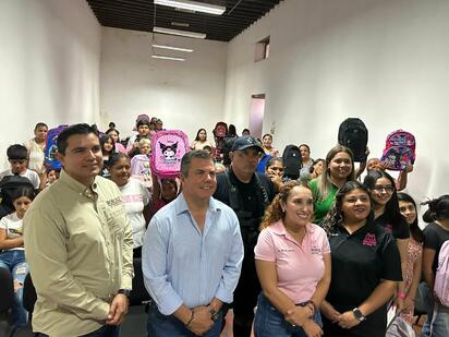 PRONNIF entrega útiles escolares a niñas y niños de la Región Centro