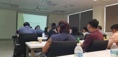 Medios locales reciben capacitación para informar con responsabilidad sobre el suicidio