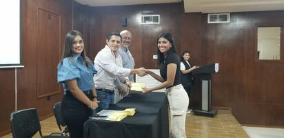 Apoyan a universitarios con becas de transporte y permanencia escolar