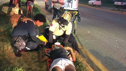 Pareja en motocicleta derrapa y resulta herida en la colonia Periodistas