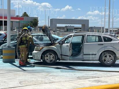 Incendio de camioneta moviliza a bomberos en Mall Paseo Monclova