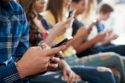 ICOJUVE alerta sobre el impacto del uso excesivo del celular en la salud mental de la juventud