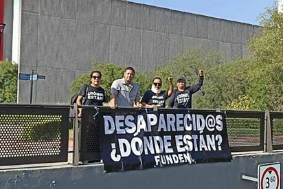 Policías de Monterrey intentan detener a madres buscadoras en protesta