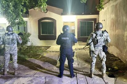 Ejército y FGR decomisan armas y metanfetamina en Sinaloa