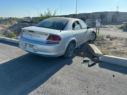 Vehículo impacta contra objeto fijo en cruce de Santo Tomás y San Pedro