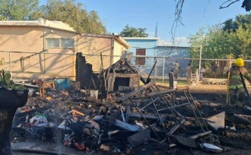 Incendió : De acuerdo con los reportes, el siniestro inició en el pastizal seco y, debido al viento, rápidamente alcanzó la propiedad.
