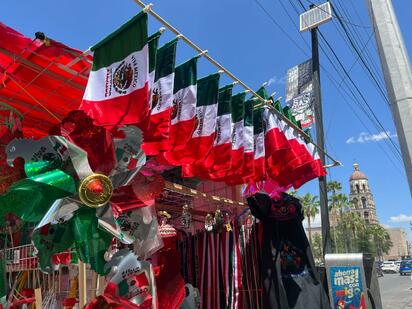 Comerciantes de Monclova se preparan con artículos patrios para celebrar septiembre