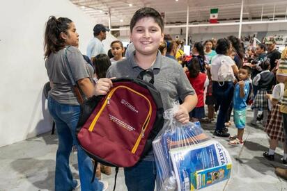 Entregan 1,200 mochilas con útiles escolares a estudiantes de primaria en Piedras Negras