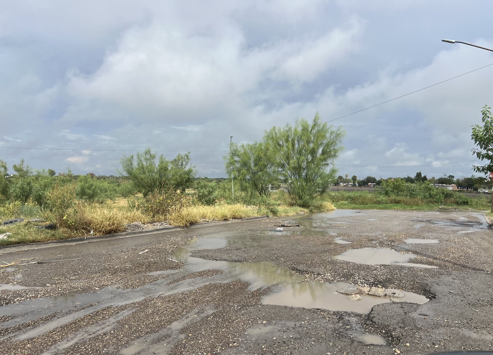 Baches: De acuerdo con los reportes de los vecinos, la vialidad se encuentra plagada de baches y hundimientos que dificultan la vialidad
